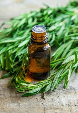 Biberiye yağı küçük bir şişede. Seçici odaklanma. Doğa.