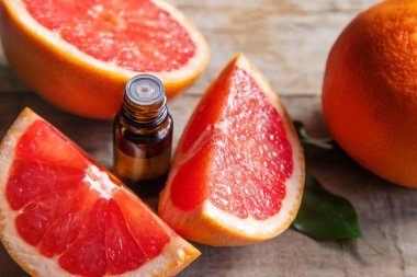 Küçük bir şişede greyfurt yağı. Seçici odaklanma. Yiyecek..