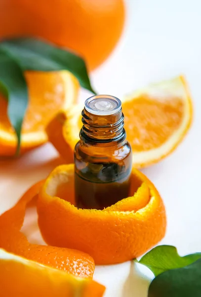 Aceite Esencial Naranja Una Botella Pequeña Enfoque Selectivo Comida — Foto de Stock