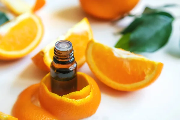 Aceite Esencial Naranja Una Botella Pequeña Enfoque Selectivo Comida — Foto de Stock