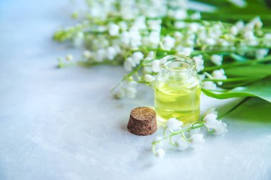 Vadideki zambak, küçük bir şişede gerekli yağ. Seçici odaklanma. Doğa.