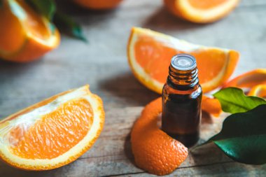 Portakal yağı küçük bir şişede. Seçici odaklanma. Yiyecek..