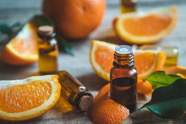 Portakal yağı küçük bir şişede. Seçici odaklanma. Yiyecek..