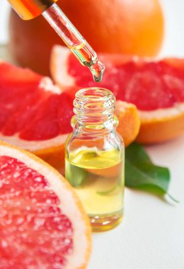 Küçük bir şişede greyfurt yağı. Seçici odaklanma. Yiyecek..