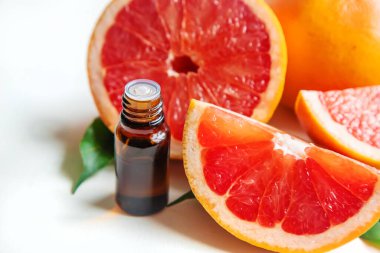 Küçük bir şişede greyfurt yağı. Seçici odaklanma. Yiyecek..