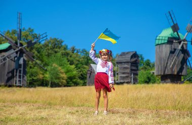 Ulusal Ukrayna kostümü giymiş bir çocuk. Seçici odaklanma. Doğa.