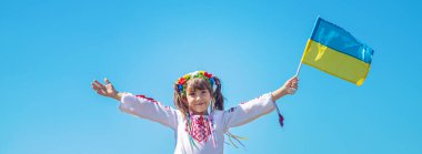 Ulusal Ukrayna kostümü giymiş bir çocuk. Seçici odaklanma. Doğa.