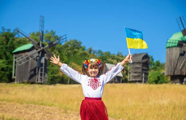 Дитина Національному Українському Костюмі Вибіркове Фокусування Природа — стокове фото