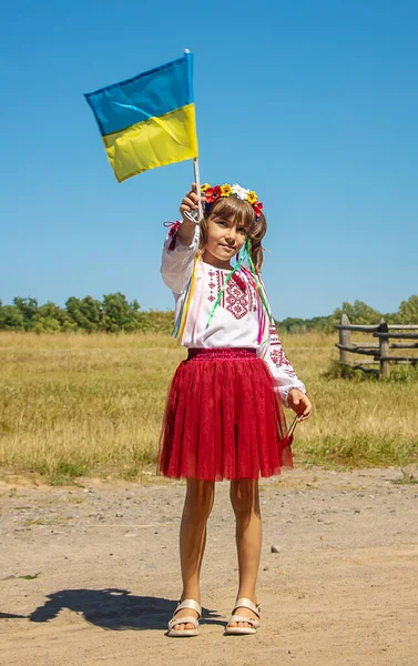 Enfant Costume Ukrainien National Concentration Sélective Nature — Photo