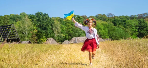 Дитина Національному Українському Костюмі Вибіркове Фокусування Природа — стокове фото