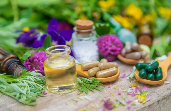 Hierbas Homeopáticas Pastillas Medicinales Enfoque Selectivo Naturaleza —  Fotos de Stock