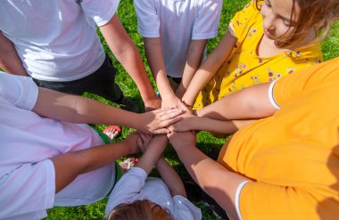 Çocuklar ellerini kenetleyip oynuyorlar. Seçici odaklanma. Çocuklar.