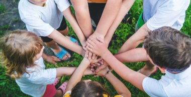 Çocuklar ellerini kenetleyip oynuyorlar. Seçici odaklanma. Çocuklar.
