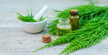 Küçük bir şişede at kuyruğu özü. Seçici odaklanma. Doğa,