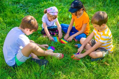 Çocuklar sokakta pop çalıyorlar. Seçici odaklanma. Çocuklar.