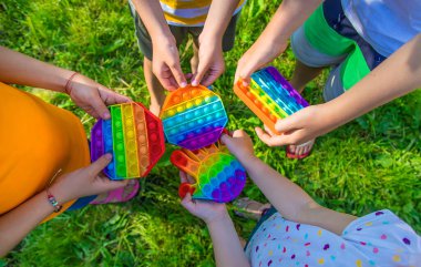 Çocuklar sokakta pop çalıyorlar. Seçici odaklanma. Çocuklar.