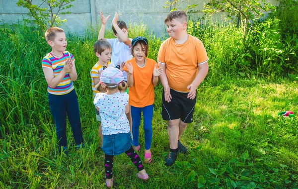 Les Enfants Amusent Ensemble Dans Rue Concentration Sélective Les Enfants — Photo