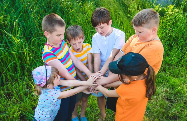 Kinder Spielen Mit Ineinander Verschränkten Händen Selektiver Fokus Kinder — Stockfoto