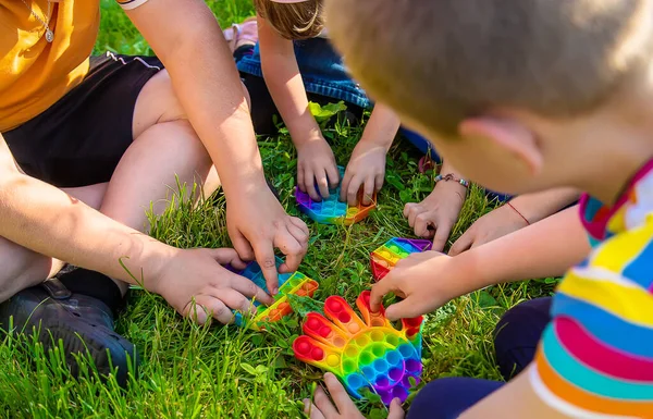 Kinder Spielen Auf Der Straße Selektiver Fokus Kinder — Stockfoto