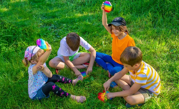 子供たちは通りでそれをポップ再生します 選択的フォーカス 子供たち — ストック写真