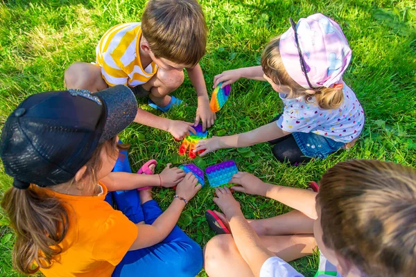 Kinder Spielen Auf Der Straße Selektiver Fokus Kinder — Stockfoto