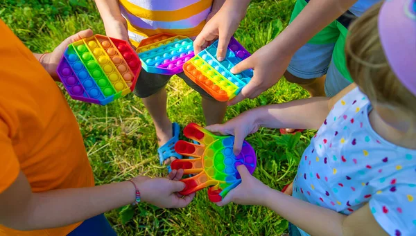 Kinder Spielen Auf Der Straße Selektiver Fokus Kinder — Stockfoto