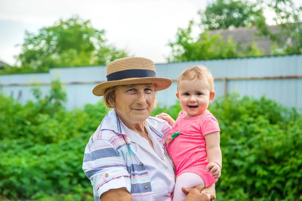 Großmutter Mit Ihrer Urenkelin Arm Selektiver Fokus Natur — Stockfoto