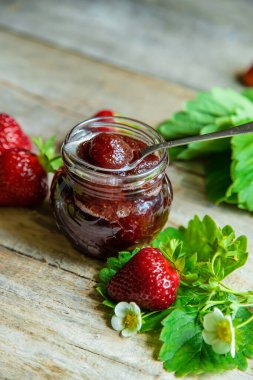 Kavanozda ev yapımı çilek reçeli. Seçici odaklanma. Yiyecek..