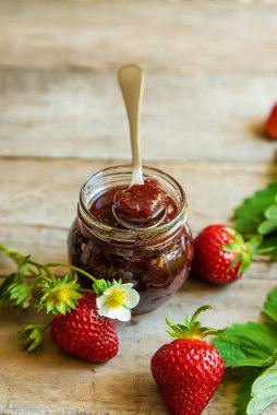 Kavanozda ev yapımı çilek reçeli. Seçici odaklanma. Yiyecek..