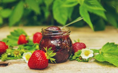 Kavanozda ev yapımı çilek reçeli. Seçici odaklanma. Yiyecek..