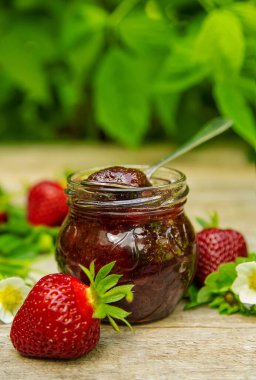 Kavanozda ev yapımı çilek reçeli. Seçici odaklanma. Yiyecek..