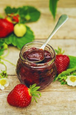 Kavanozda ev yapımı çilek reçeli. Seçici odaklanma. Yiyecek..