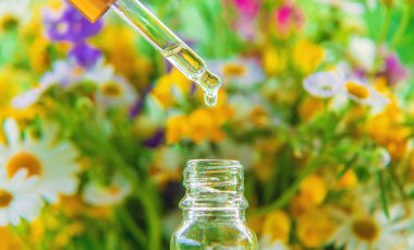 Pipet damlasında bitkisel özün tentürü. Seçici odaklanma. Doğa.