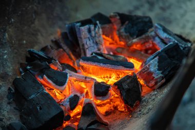 Kömürler ızgarada yanıyor. Seçici odaklanma. ateş.