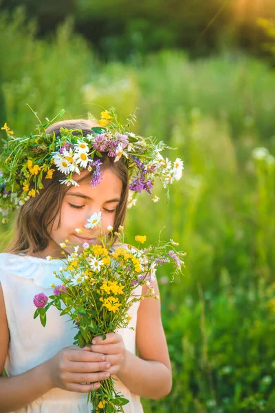 Dziewczynka Dzikimi Kwiatami Latem Wybiórcze Skupienie Przyroda — Zdjęcie stockowe
