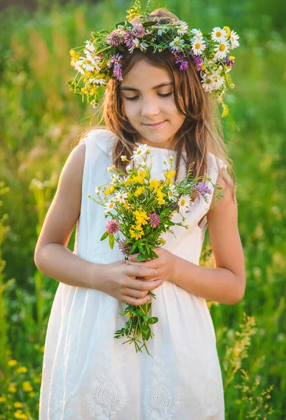 Niña Con Flores Silvestres Verano Enfoque Selectivo Naturaleza — Foto de Stock