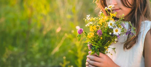 夏に野花を持つ子供の女の子 選択的フォーカス — ストック写真