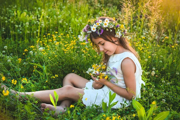 Niña Con Flores Silvestres Verano Enfoque Selectivo Naturaleza —  Fotos de Stock