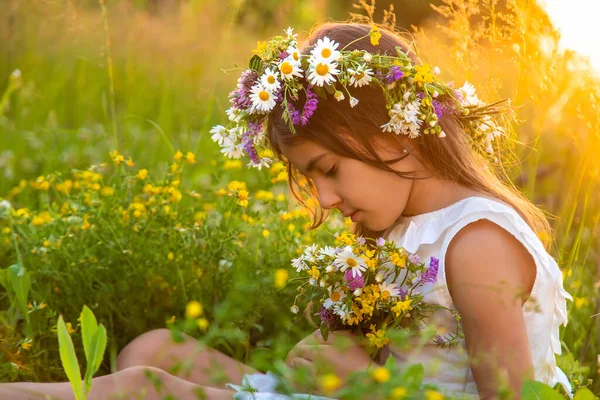 Κορίτσι Αγριολούλουδα Καλοκαίρι Επιλεκτική Εστίαση Φύση — Φωτογραφία Αρχείου