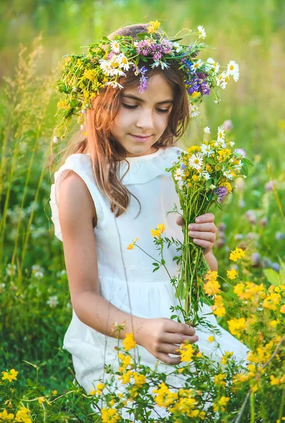 Niña Con Flores Silvestres Verano Enfoque Selectivo Naturaleza — Foto de Stock