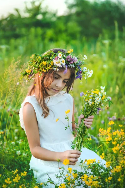 Niña Con Flores Silvestres Verano Enfoque Selectivo Naturaleza —  Fotos de Stock