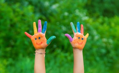 Bir çocuk çiziminin eline gülümse. Seçici odaklanma. Çocuk.