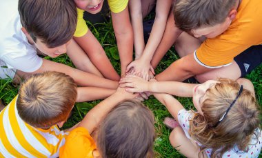 Çocuklar ellerini kenetleyip oynuyorlar. Seçici odaklanma. Çocuklar.