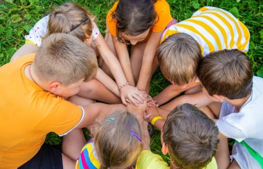 Çocuklar ellerini kenetleyip oynuyorlar. Seçici odaklanma. Çocuklar.