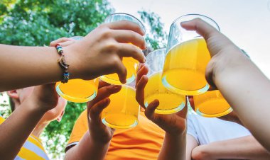 Çocuklar sokakta birlikte limonata içiyorlar. Seçici odaklanma. Çocuklar.