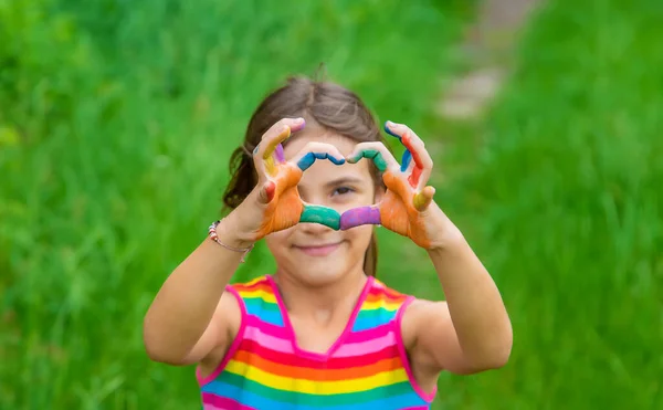 Lächeln Auf Den Händen Eines Kindes Das Zeichnet Selektiver Fokus — Stockfoto