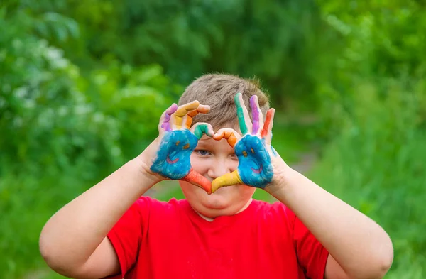 子供の絵の手に笑顔 選択的フォーカス キッド — ストック写真