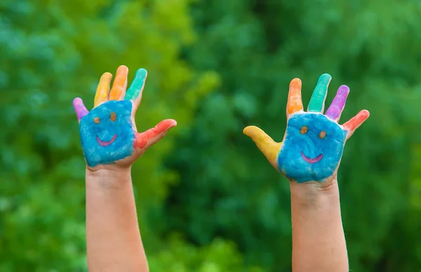 Lächeln Auf Den Händen Eines Kindes Das Zeichnet Selektiver Fokus — Stockfoto