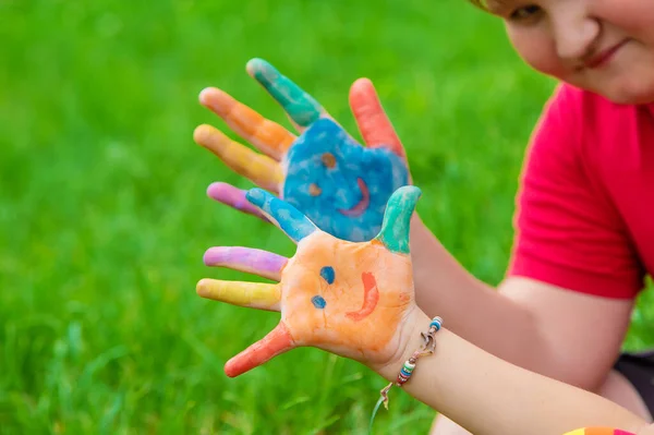 Lächeln Auf Den Händen Eines Kindes Das Zeichnet Selektiver Fokus — Stockfoto