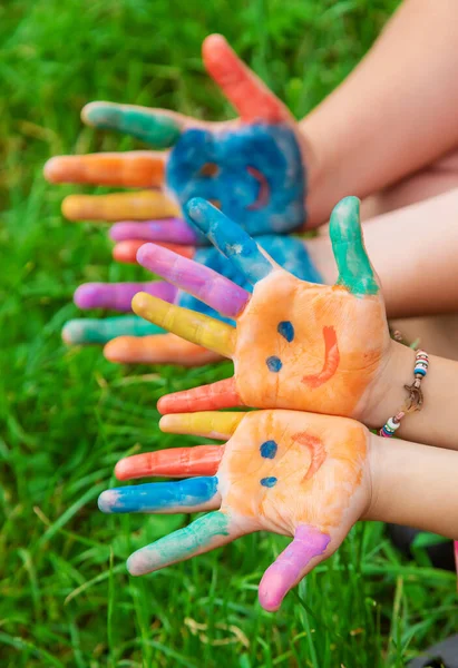 Souriez Sur Les Mains Dessin Enfant Concentration Sélective Enfant — Photo